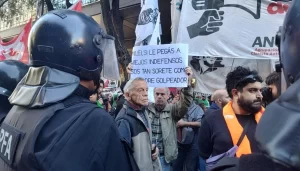 Lee más sobre el artículo Reprimen violentamente a jubilados que protestaban en el Congreso contra el veto de Milei