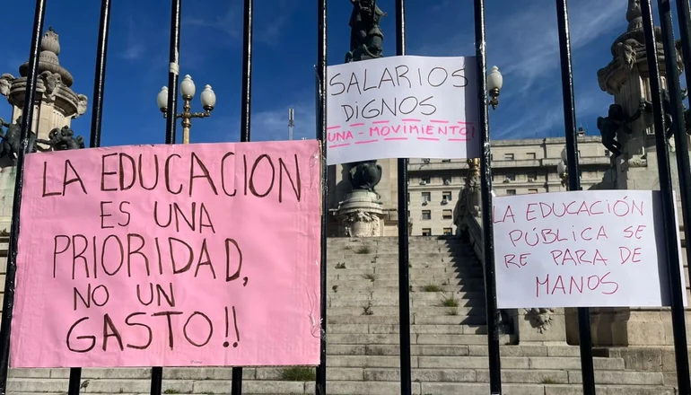 Lee más sobre el artículo Tensión en la Educación: Milei declara la guerra a las universidades