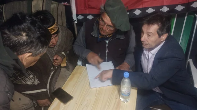 Lee más sobre el artículo La Confederación Mapuche firmó un acuerdo con el Gobierno y levanta los bloqueos en Vaca Muerta