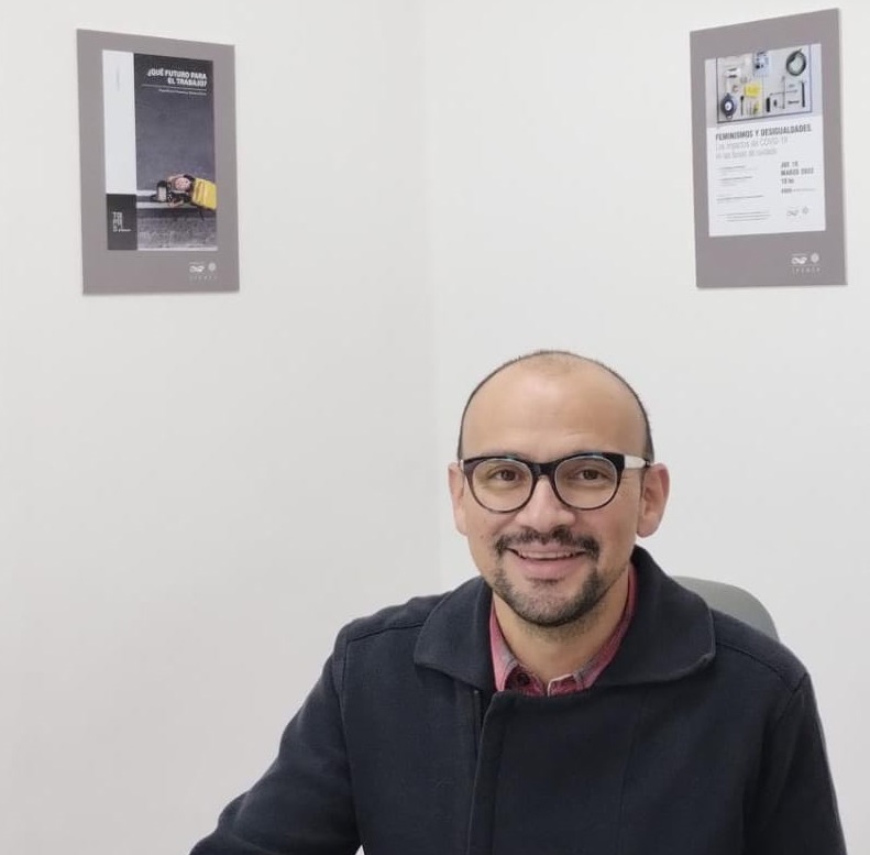 En este momento estás viendo Jaime Bermúdez de Editorial Topos presenta las publicaciones de IPEHCS en la Feria del Libro