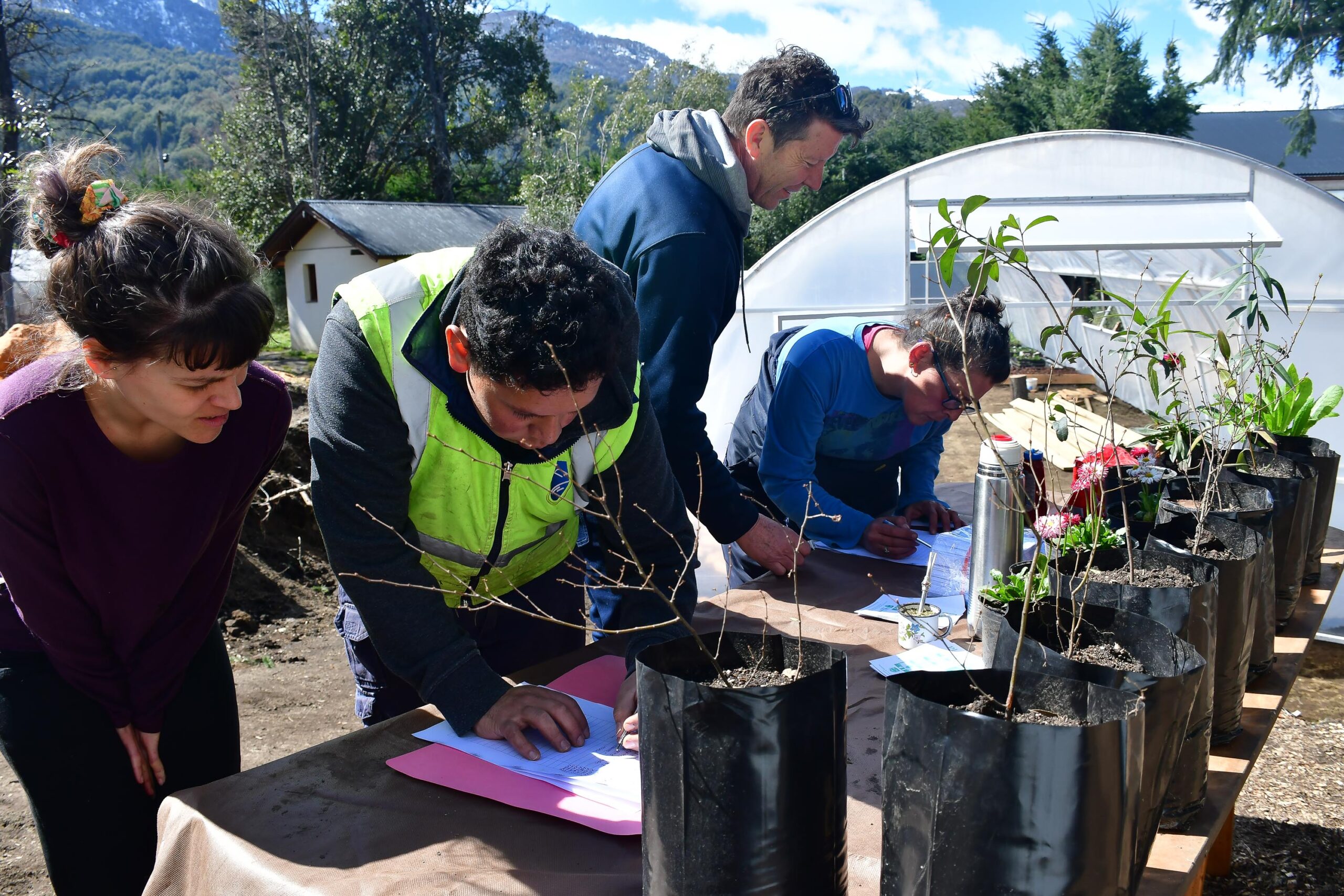 Lee más sobre el artículo Cursos Gratuitos para Recibir la Primavera en Plottier: Una Oportunidad para Aprender con las Manos en la Tierra