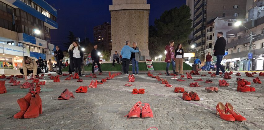 En este momento estás viendo Se realizó la intervención artística «Zapatos Rojos»