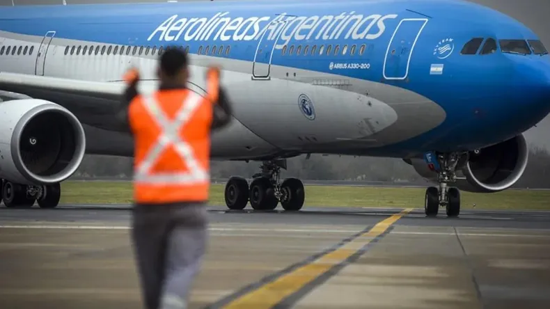 En este momento estás viendo Flexibilización en Aerolíneas Argentinas: Gobierno Autoriza Tripulaciones Extranjeras Amid Tensiones Laborales
