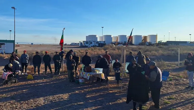 Lee más sobre el artículo Persiste el bloqueo mapuche en Vaca Muerta: demandas y tensión en aumento