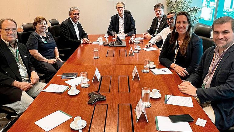 En este momento estás viendo Rolando Figueroa se reunió con petrobras y se afianza la idea de llevar el gas de vaca muerta a brasil