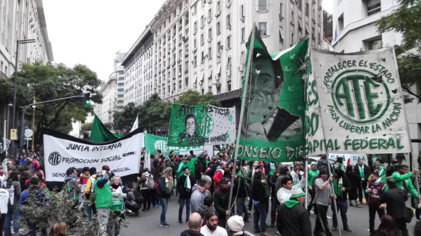 Lee más sobre el artículo Gobierno congela sueldos estatales tras nuevo aumento de 3%: enfrentamiento con sindicatos y medidas de protesta