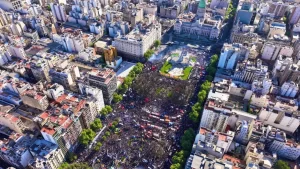 Lee más sobre el artículo Presión en las calles: el gobierno lucha por asegurar el veto ante crecientes protestas