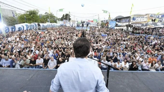 Lee más sobre el artículo Kicillof enciende el fervor opositor con un discurso cargado en un acto multitudinario