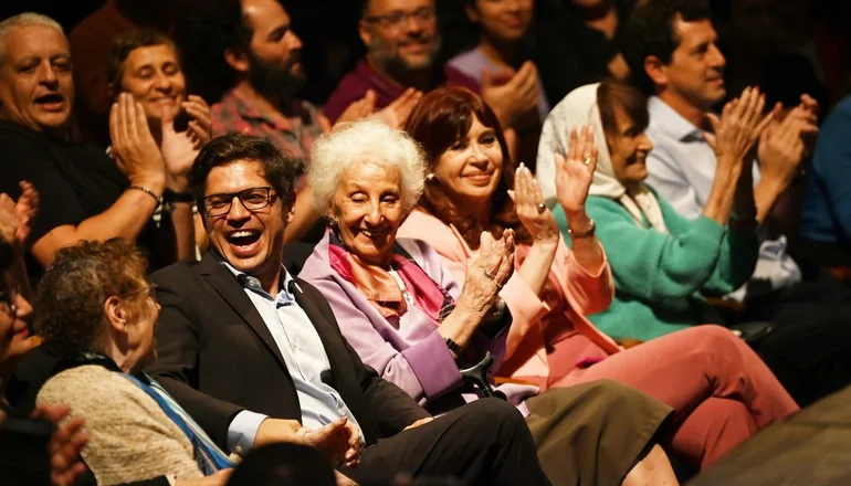 En este momento estás viendo Kicillof y Cristina Kirchner se unen en conmemoración con Abuelas de Plaza de Mayo