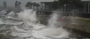 Lee más sobre el artículo Milton baja a categoría uno, pero la emergencia continúa