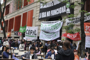 Lee más sobre el artículo Estudiantes en pie de lucha: más de 20 universidades en Argentina toman medidas contra el veto de Milei