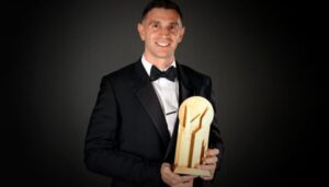 Lee más sobre el artículo Dibu Martínez: Reconocimiento mundial como el mejor arquero