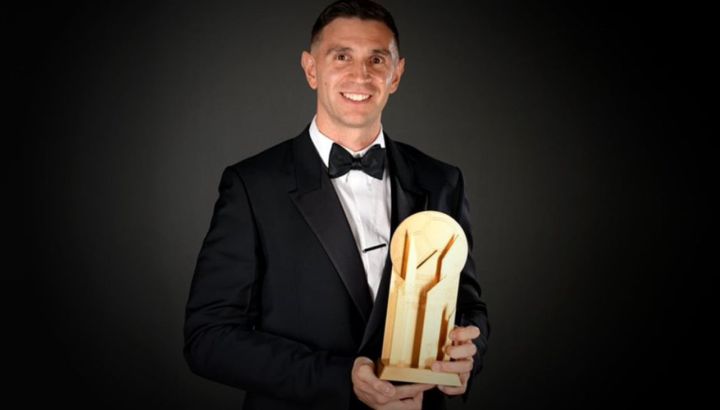 En este momento estás viendo Dibu Martínez: Reconocimiento mundial como el mejor arquero