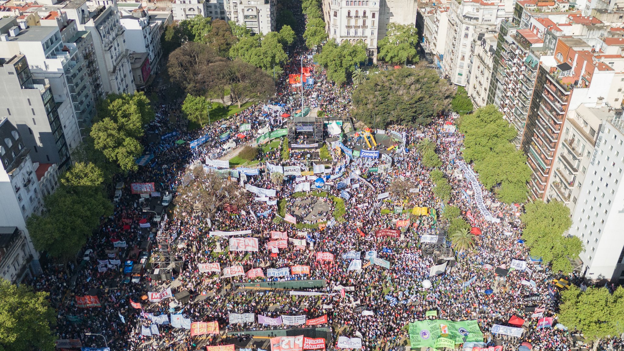 En este momento estás viendo Manifestación masiva profundiza la caída de popularidad de Milei