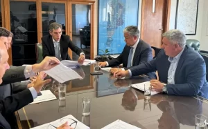 Lee más sobre el artículo El gobernador Rolando Figueroa confirmó que se formalizará una mesa de trabajo para definir las concesiones de las represas sobre los ríos Limay y Neuquén.