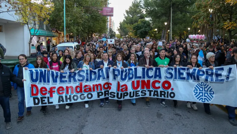 En este momento estás viendo Marcha multitudinaria en Neuquén en defensa de la universidad pública