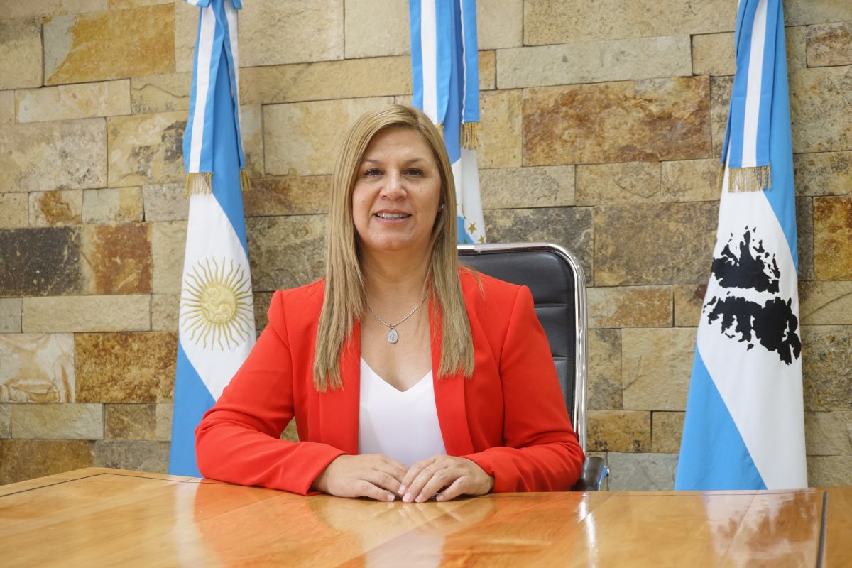 Lee más sobre el artículo Denuncian que Gloria Ruiz tiene al menos diez familiares designados en la Legislatura de Neuquén