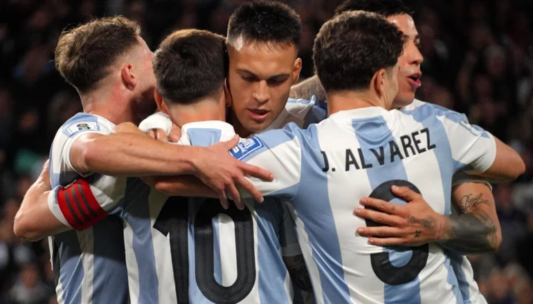 En este momento estás viendo La Selección Argentina cierra el año con una victoria y lidera las Eliminatorias 2026