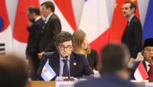 Lee más sobre el artículo Milei cierra su primer G20 con reuniones clave, pero sin foto de familia