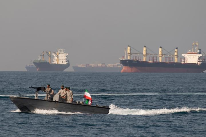 Lee más sobre el artículo Irán aprueba cierre del Estrecho de Ormuz y sacude el mercado del petróleo