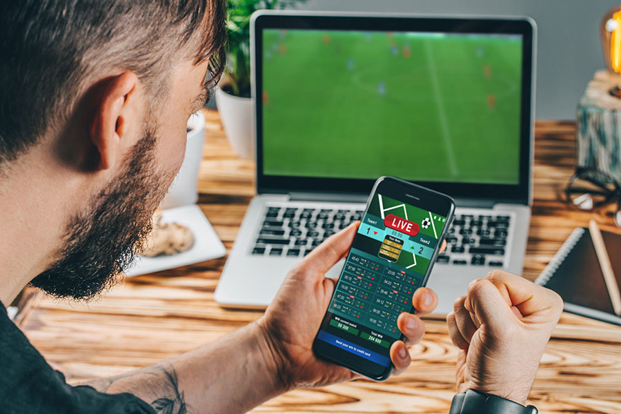 Lee más sobre el artículo Apuestas online, cripto-cultura e influencers juveniles: cómo se transformó el vínculo de los jóvenes con el fútbol y el riesgo