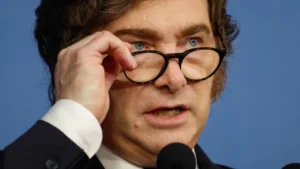 Lee más sobre el artículo La curva se invierte: el rechazo a Milei supera el 60% y marca un nuevo clima social