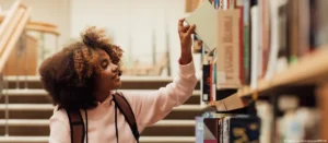 Lee más sobre el artículo El papel que resiste: por qué los libros siguen teniendo sentido en la era digital