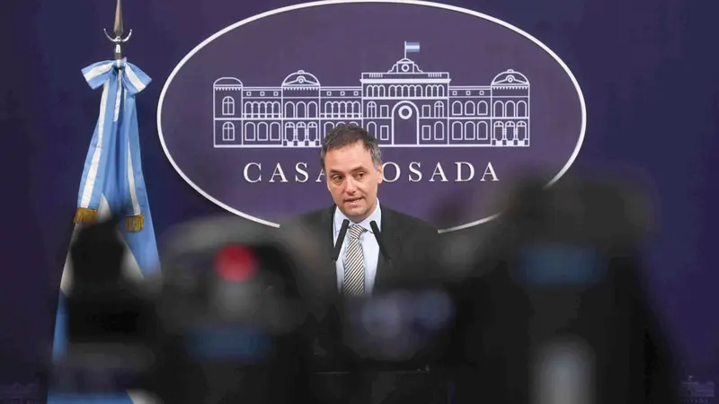 Adorni muda su conferencia al Congreso en medio de una creciente tensión con la prensa