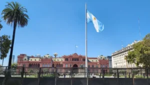 Lee más sobre el artículo Milei recibió a un gurú del poder sin urnas en medio del mayor conflicto con la prensa
