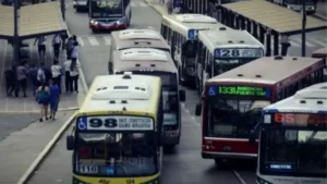 Lee más sobre el artículo Parar para cobrar: el transporte como termómetro de una crisis que no cede
