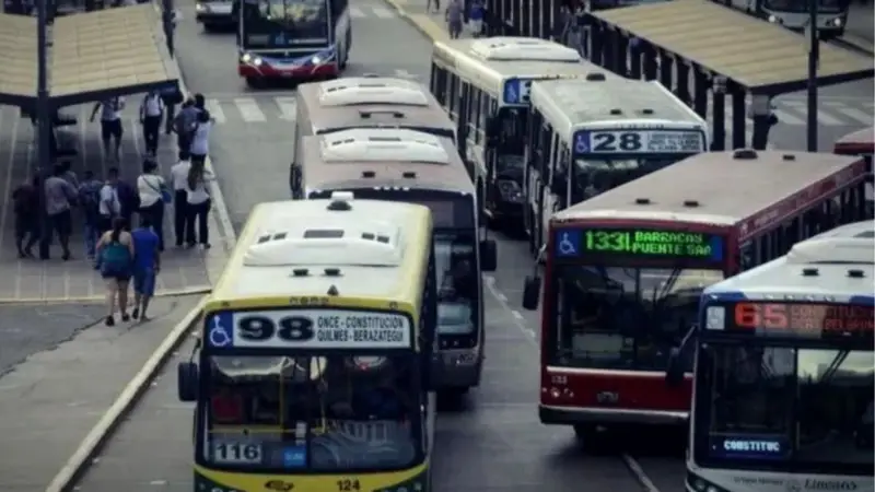 En este momento estás viendo Parar para cobrar: el transporte como termómetro de una crisis que no cede