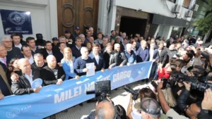 Lee más sobre el artículo Intendentes bonaerenses le reclaman a Milei fondos para sostener la comida en las escuelas