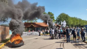 Lee más sobre el artículo Country adentro, conflicto afuera: el escrache a Adorni que expone otra grieta