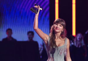 Lee más sobre el artículo Taylor Swift busca blindar su voz frente a una inteligencia artificial que ya no distingue límites