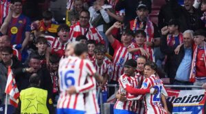 Lee más sobre el artículo El Atlético resiste y elimina al Barcelona en una noche de Champions