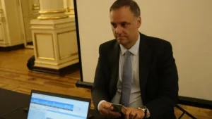 Lee más sobre el artículo Bajo la lupa: amplían la denuncia contra Adorni y apuntan a sus operaciones inmobiliarias