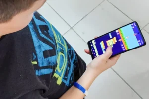 Lee más sobre el artículo Neuquén reglamentó el uso de celulares en las escuelas y busca recuperar la atención en las aulas