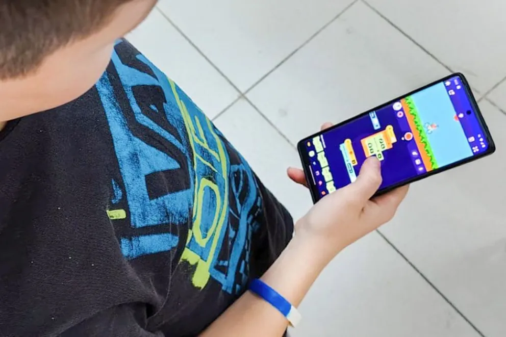 Neuquén reglamentó el uso de celulares en las escuelas y busca recuperar la atención en las aulas