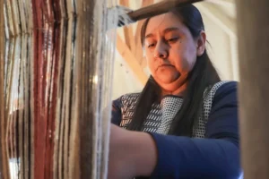 Lee más sobre el artículo Una artesana que teje memoria en el corazón de Atreuco
