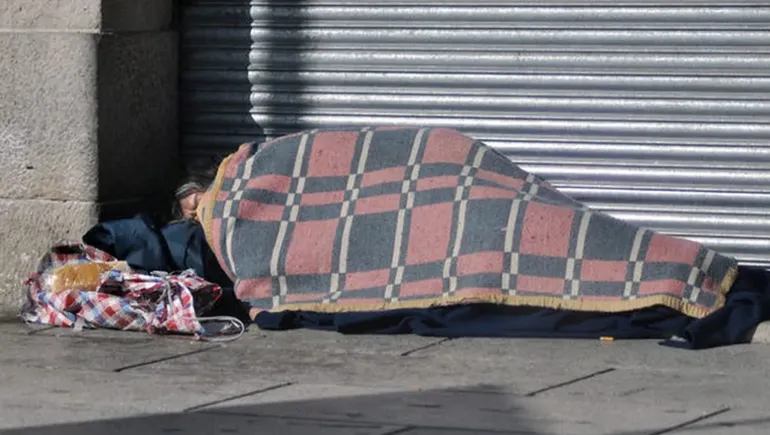Lee más sobre el artículo Dormir en la intemperie: el número que expone la otra cara del crecimiento en Neuquén