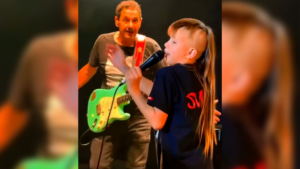 Lee más sobre el artículo Un chico subió al escenario y por un momento el rock volvió a ser inocencia