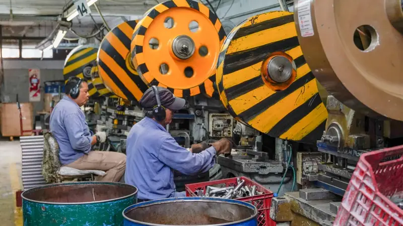 Lee más sobre el artículo La industria argentina se derrumba mientras el mundo intenta reactivarse
