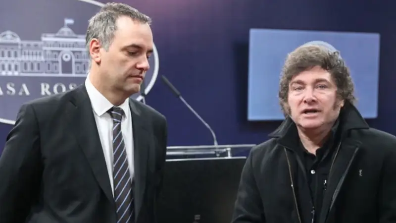 En este momento estás viendo Milei busca correr el foco del caso Adorni y acelera un paquete de leyes que divide al Congreso
