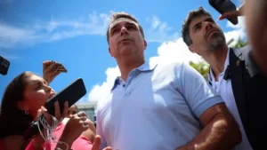 Lee más sobre el artículo Denuncian que Flávio Bolsonaro recibió millones de un banquero acusado de fraude y crece el escándalo en Brasil