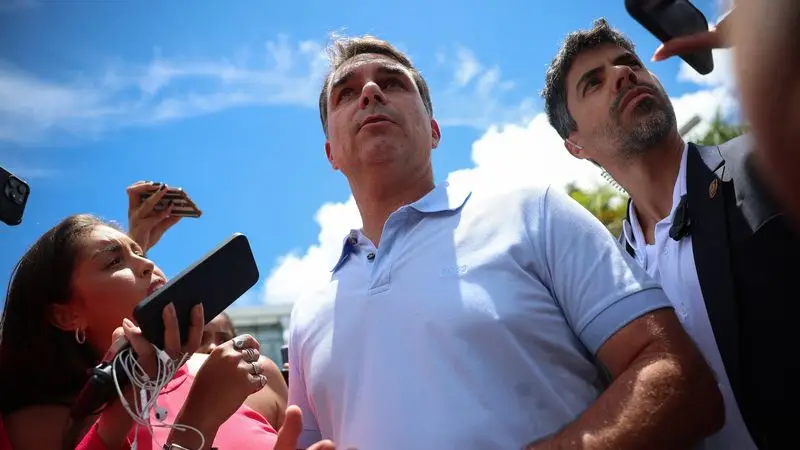 Denuncian que Flávio Bolsonaro recibió millones de un banquero acusado de fraude y crece el escándalo en Brasil