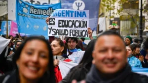 Lee más sobre el artículo La salud salió a la calle contra el ajuste y crece la alarma por el recorte sanitario