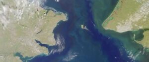 Lee más sobre el artículo Un megamuro entre Alaska y Rusia: la idea extrema que científicos imaginan para frenar el caos climático