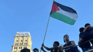 Lee más sobre el artículo Una bandera palestina en medio de la fiesta: el gesto de Lamine Yamal que atravesó el campeonato del Barcelona
