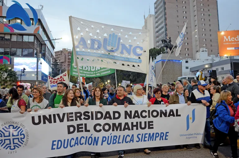 La universidad volvió a llenar las calles y el reclamo ya excede el presupuesto