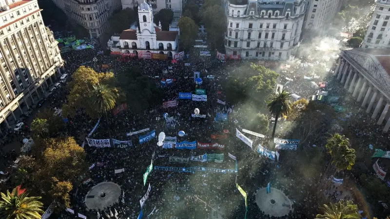 La universidad volvió a desbordar las calles y el conflicto ya excede el presupuesto